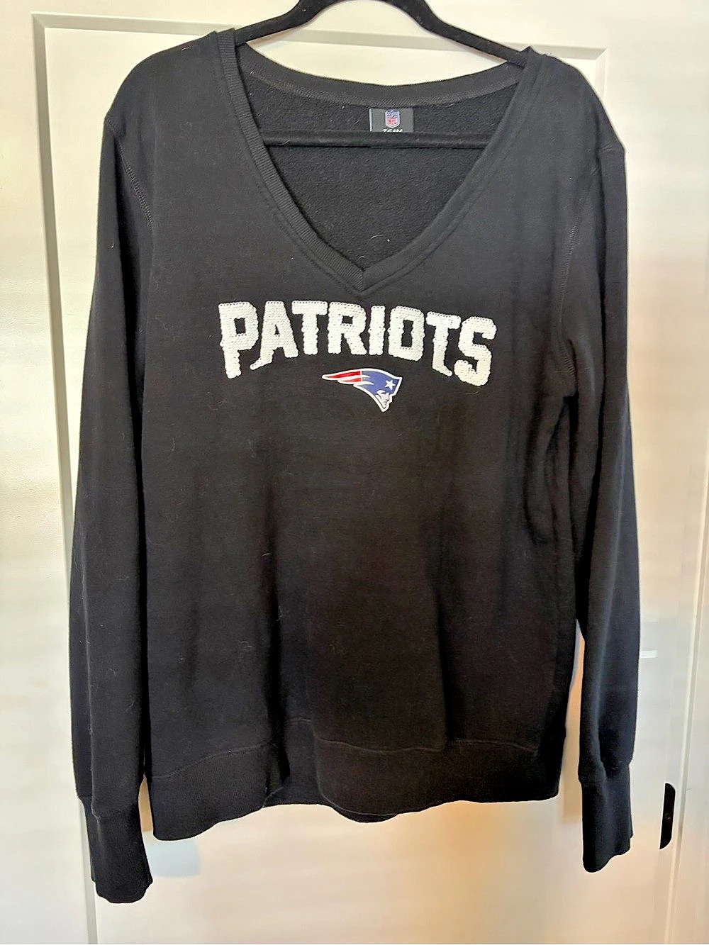 NFL Team Apparel New England Patriots V-Neck Sweatshirt Size Large